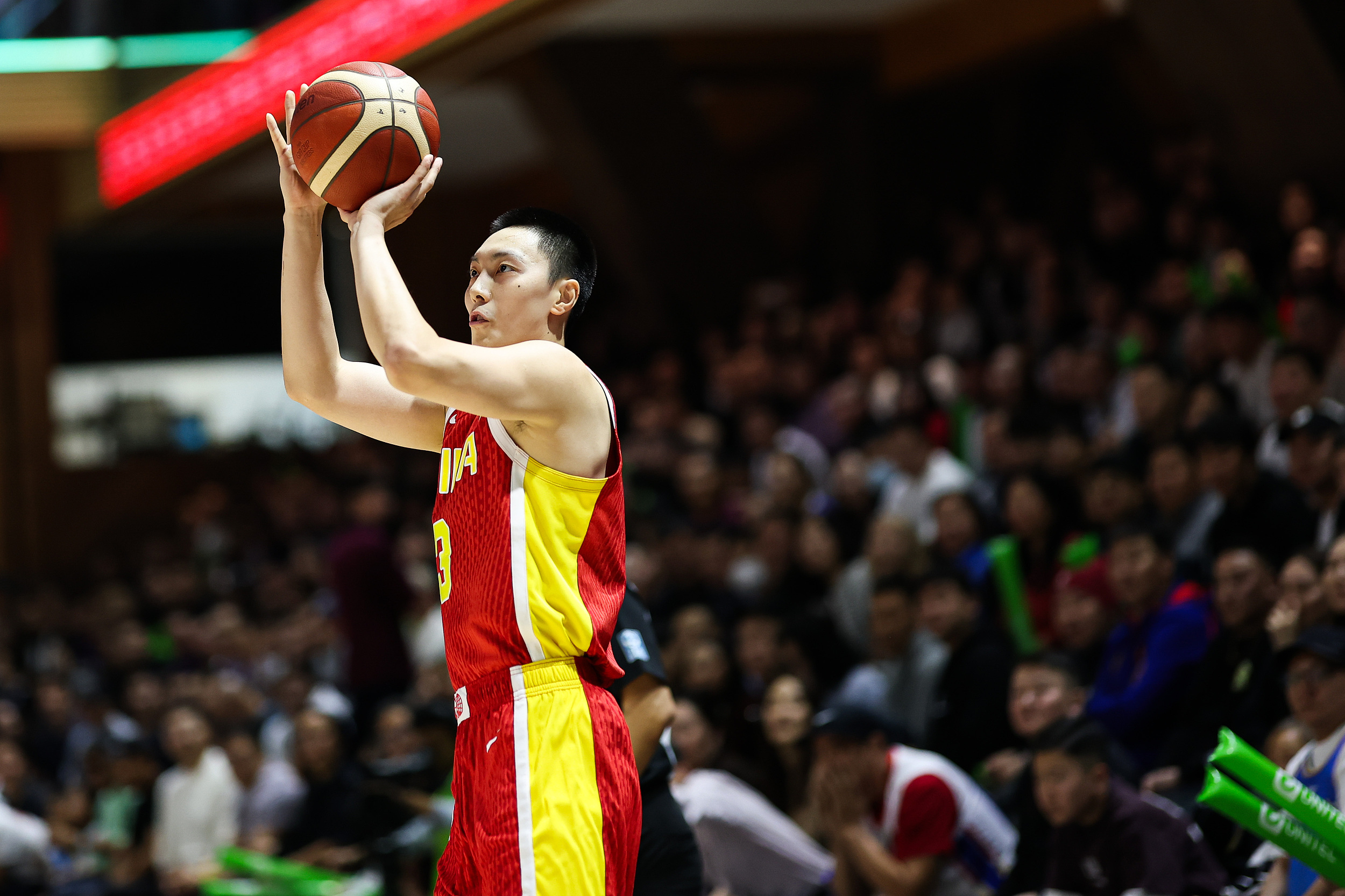 爱游戏APP-状态火热！胡明轩半场5中4&amp;amp;3分2中2得到10分