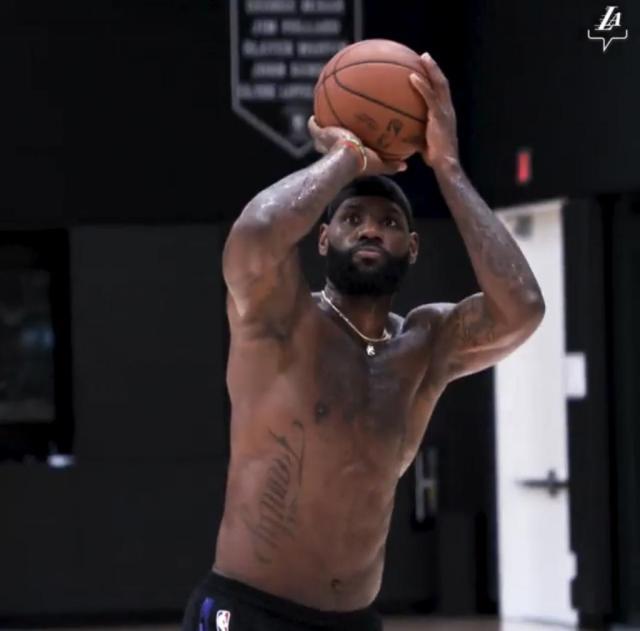 爱游戏体育-【声音】沃格尔:戴维斯夏天有训练 首发阵容还没定